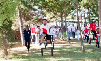 Une personne participe à un jeu de saut d'obstacles lors d'un team building ALPHA CIMENT