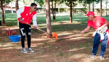 Deux personnes participent à un jeu d'entraide lors d'un team building ALPHA CIMENT
