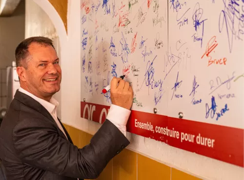 Vincent signant la promesse ALPHA CIMENT