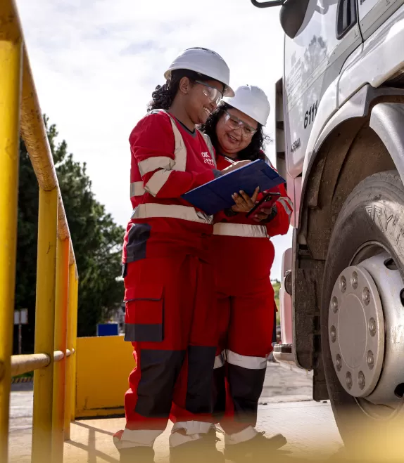 Employées travaillant à l'usine Ibity Alpha Ciment